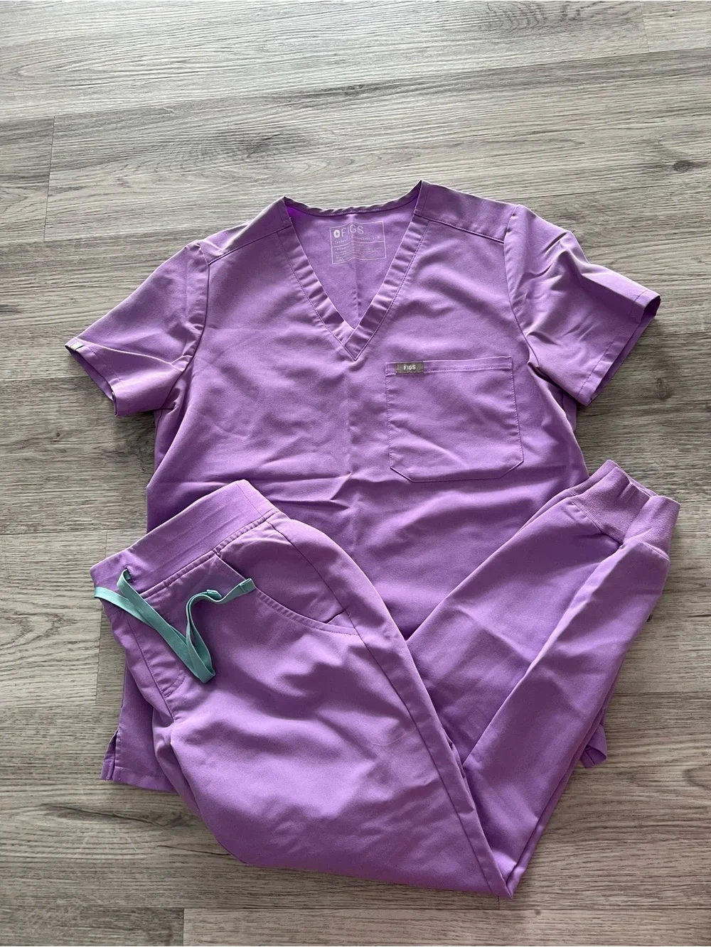 FIGS Purple Lilac Scrub Set-Catarina Top S | Zamora Jogger Pants XS/Petite FIONx